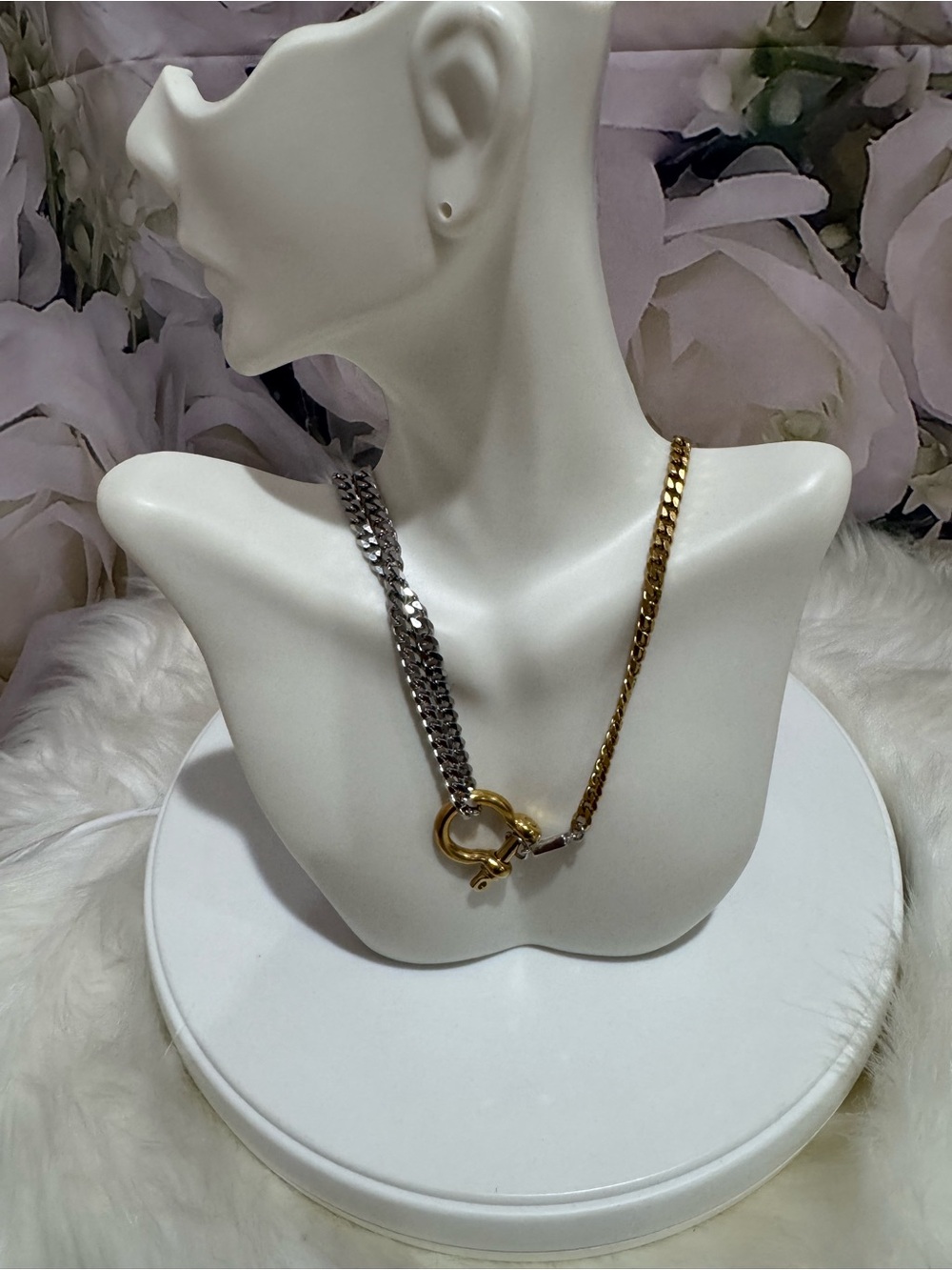 NWT VB&Co two-tone statement necklace featuring a bold combination of gold-tone